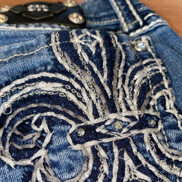 Miss Me crop jeans Rhinestone pockets, silver stitching. Size 30 - Picture 10 of 10